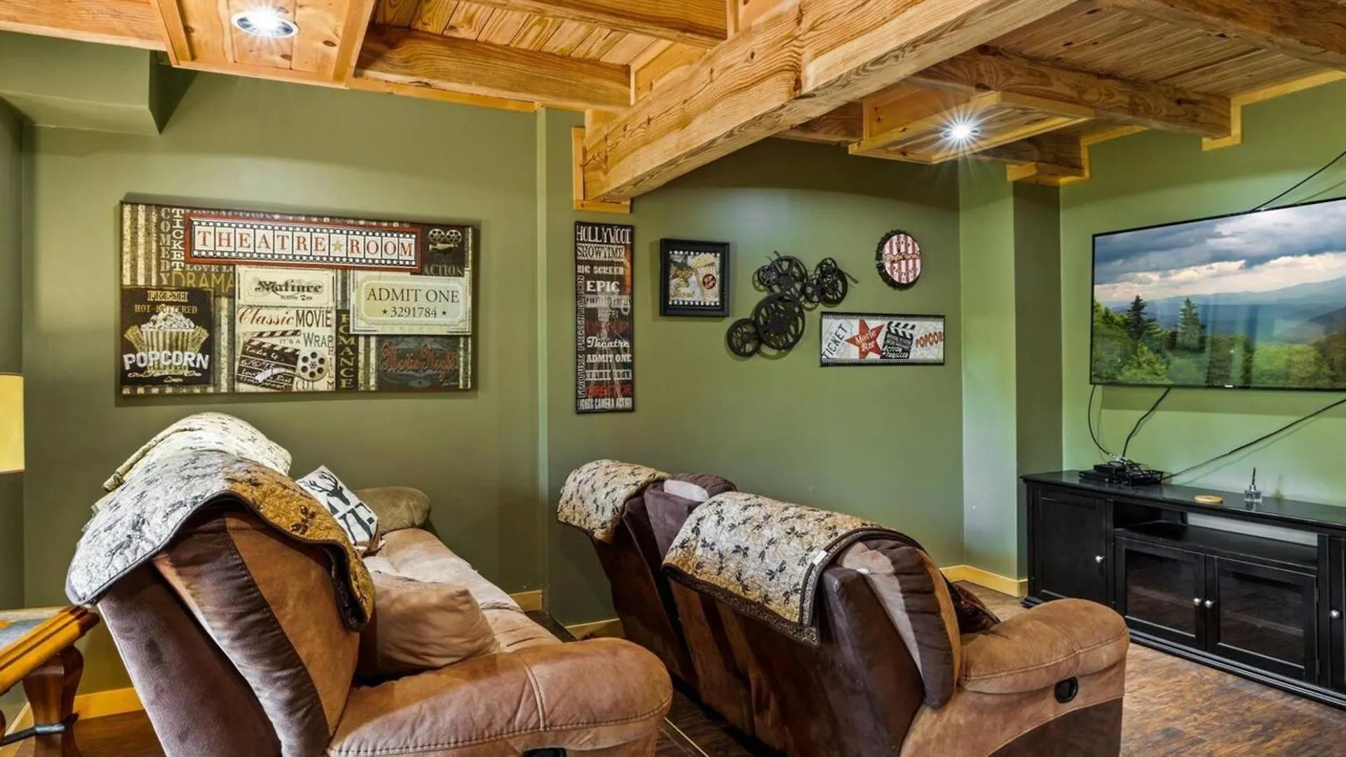 Steps From Pf 3br Escape Theater & Hot Tub *