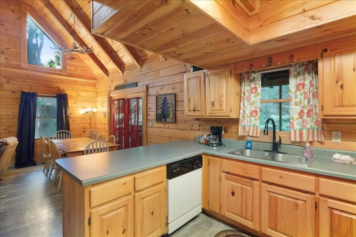 5Br Smoky Cabin Hot Tub, Games, 1 Mi To Parkway * Pigeon Forge