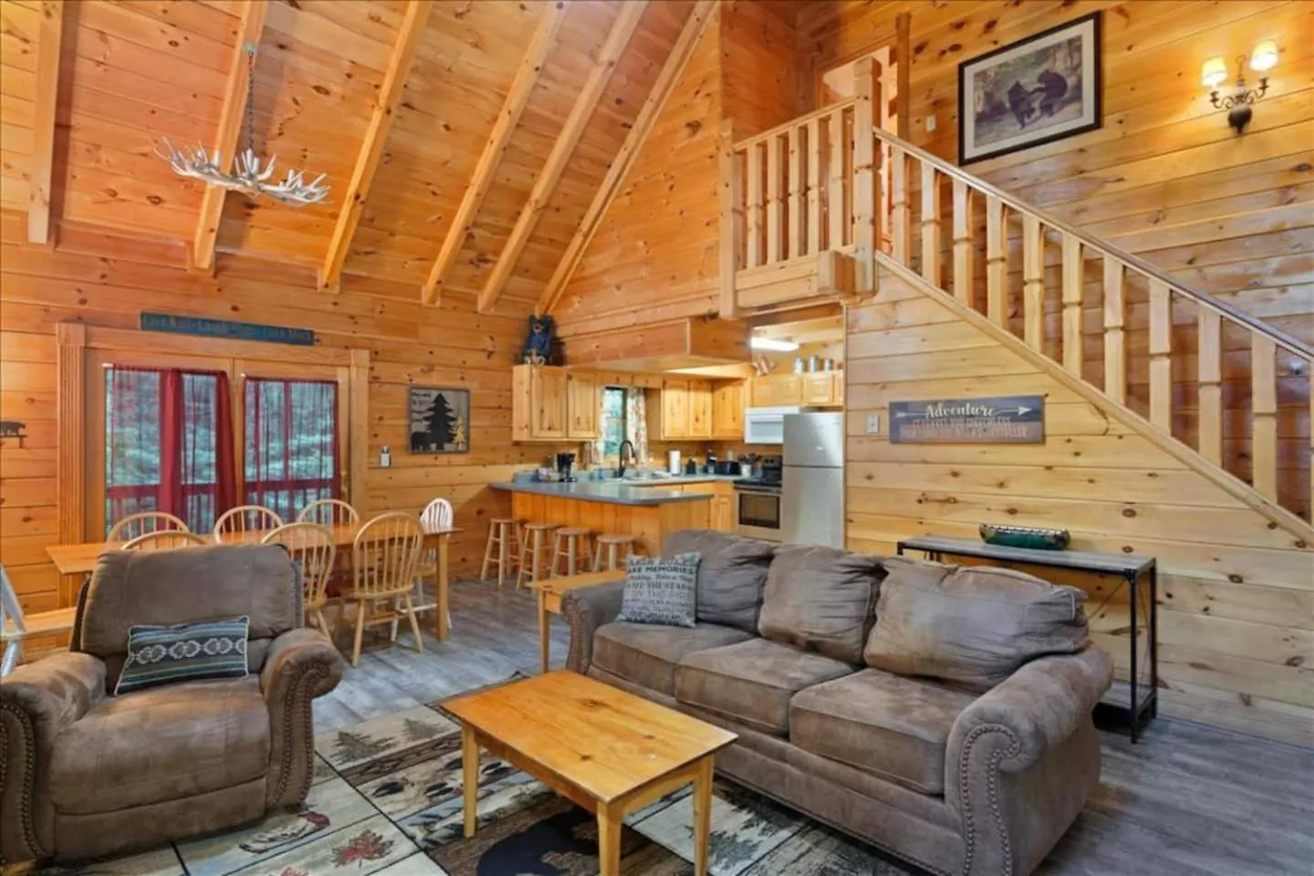 5Br Smoky Cabin Hot Tub, Games, 1 Mi To Parkway Holiday home