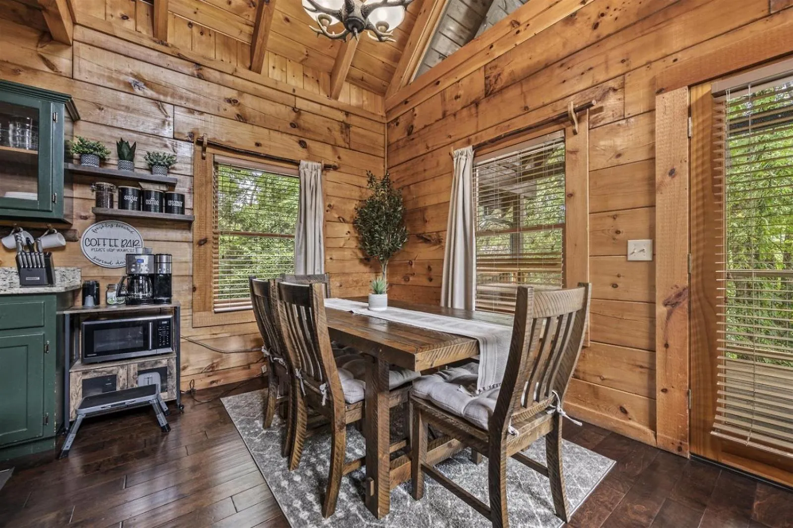 Holiday home Near Dollywood With Pool Table-hot Tub-fire Pit-game Room-swimming Pool *