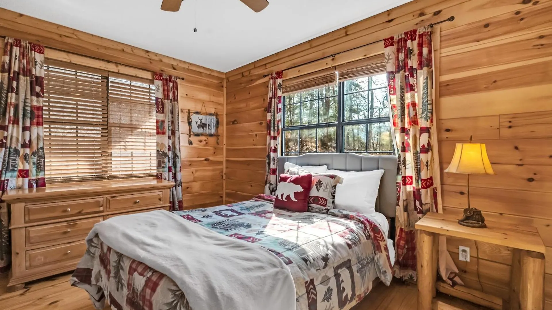 Enchanted Memories, Hot Tub, 1089 Of Free Attraction Tickets For Each Paid Day, Dollywood And Holiday home Pigeon Forge