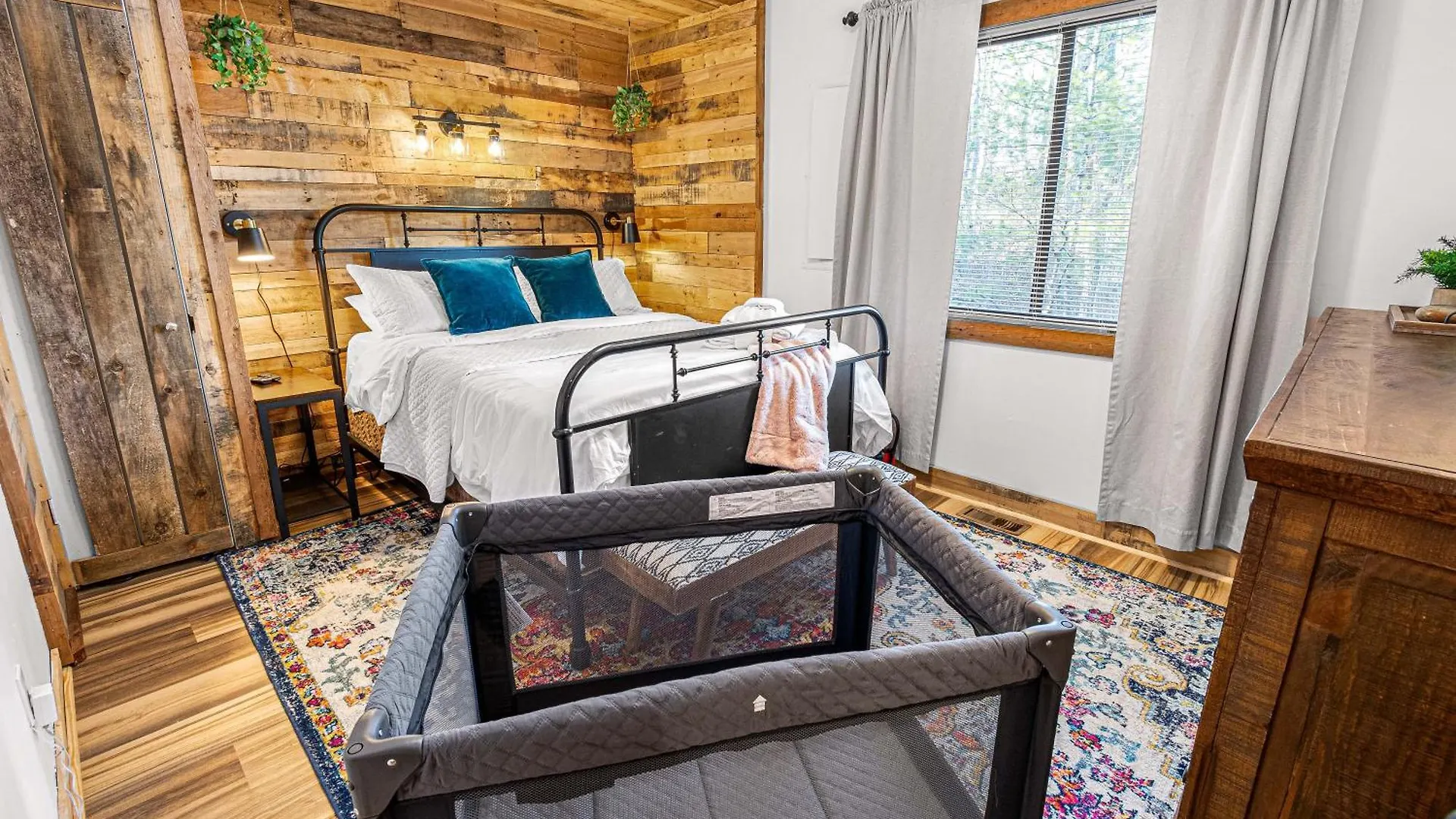 Holiday home The Family Stone Luxe Sleeps 12 Hot Tub Dogfriendly Dollywood
