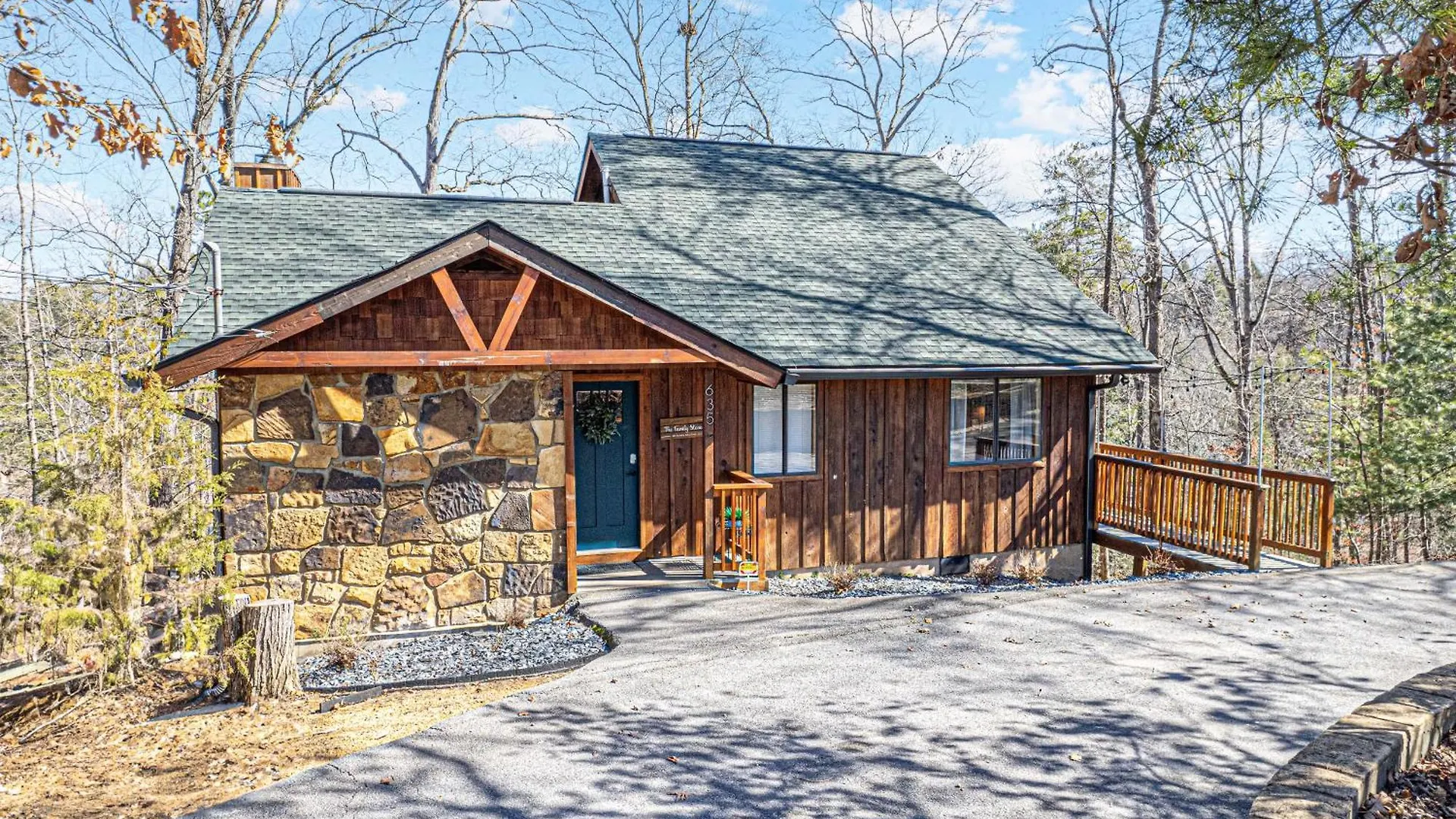 The Family Stone Luxe Sleeps 12 Hot Tub Dogfriendly Dollywood Holiday home *