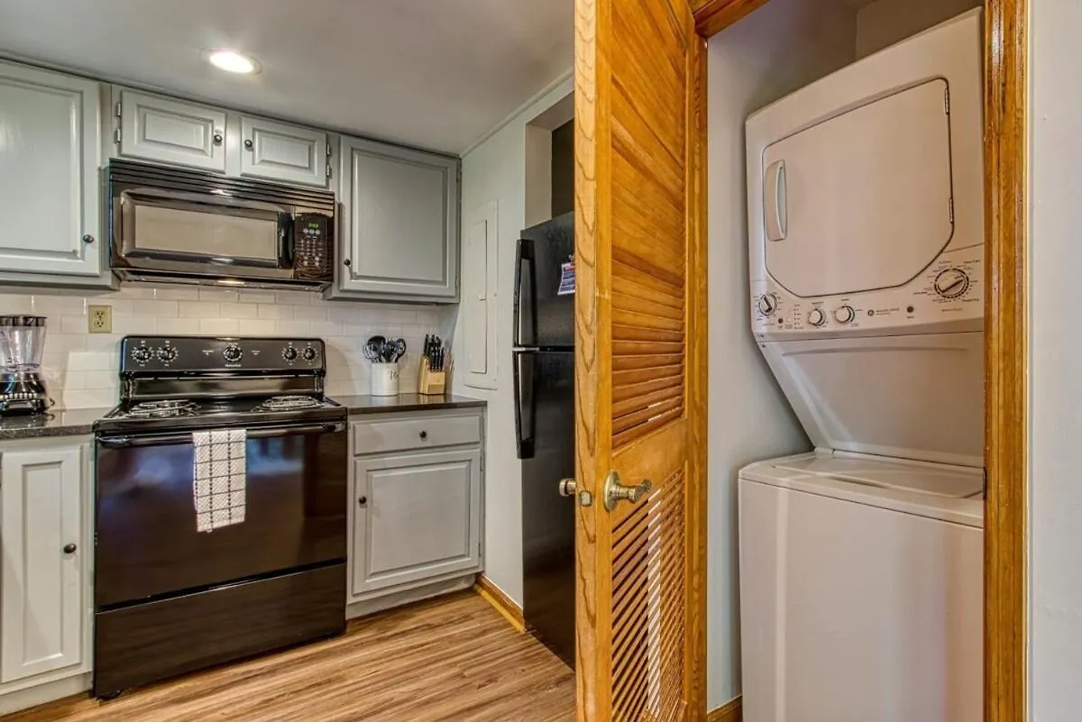 Pinecrest Townhomes-1king2queen- Renovated *
