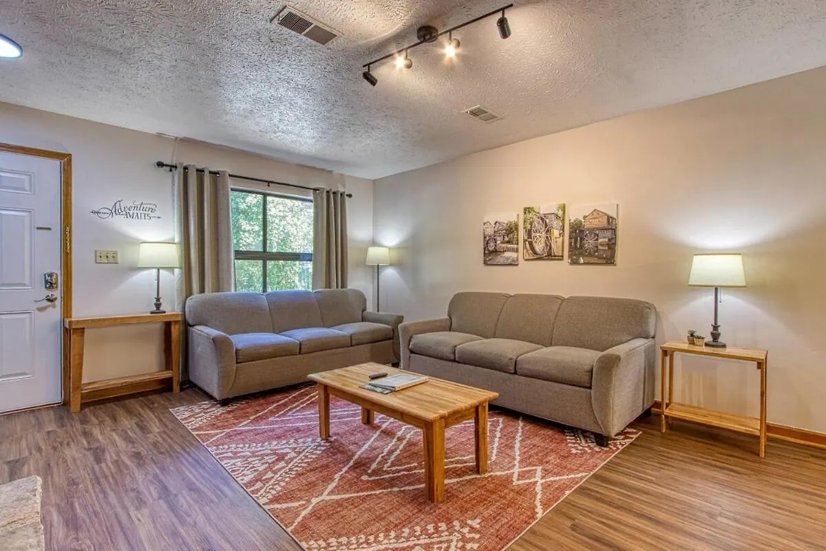 Holiday home Pinecrest Townhomes-1king2queen- Renovated