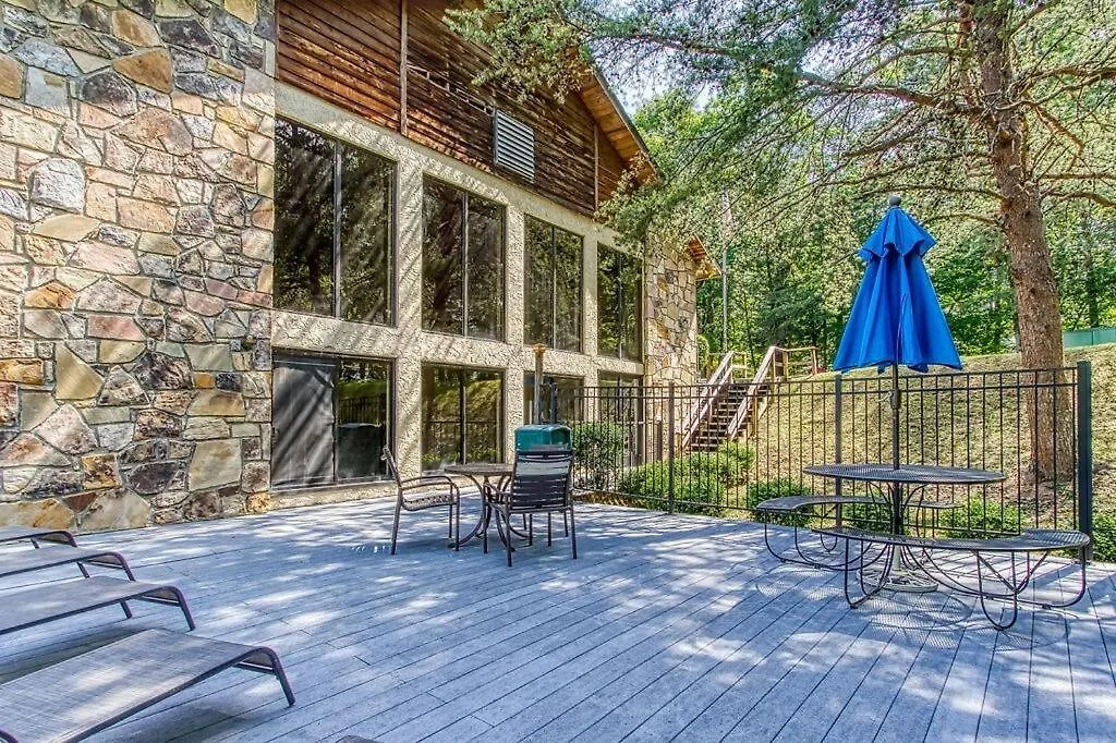 Pinecrest Townhomes-1king2queen- Renovated