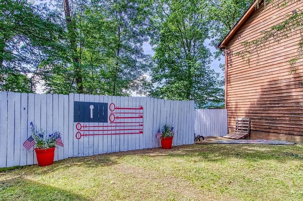Pinecrest Townhomes-1king2queen- Renovated
