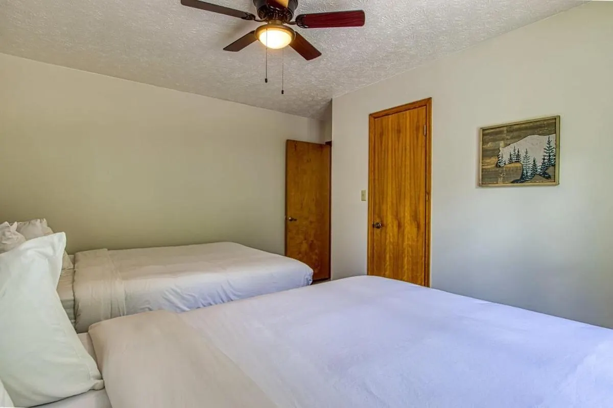 Pinecrest Townhomes-1king2queen- Renovated Holiday home *