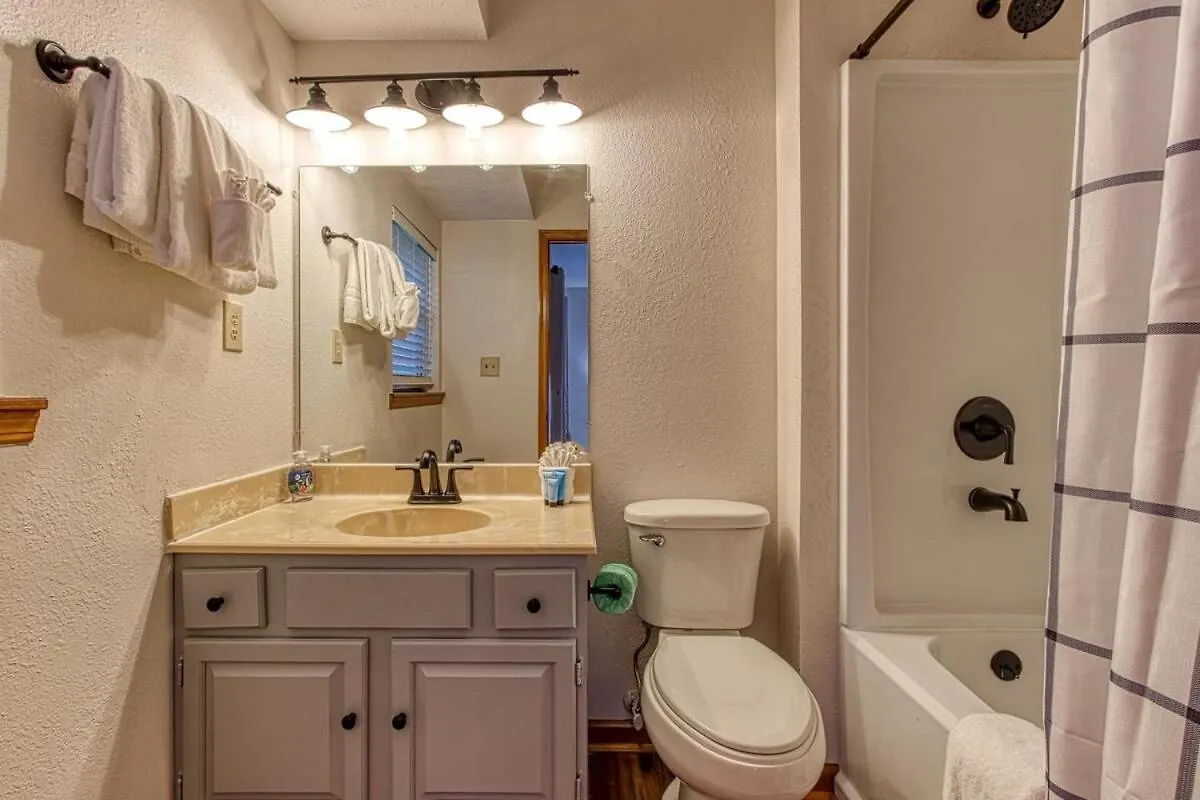 Holiday home Pinecrest Townhomes-1king2queen- Renovated