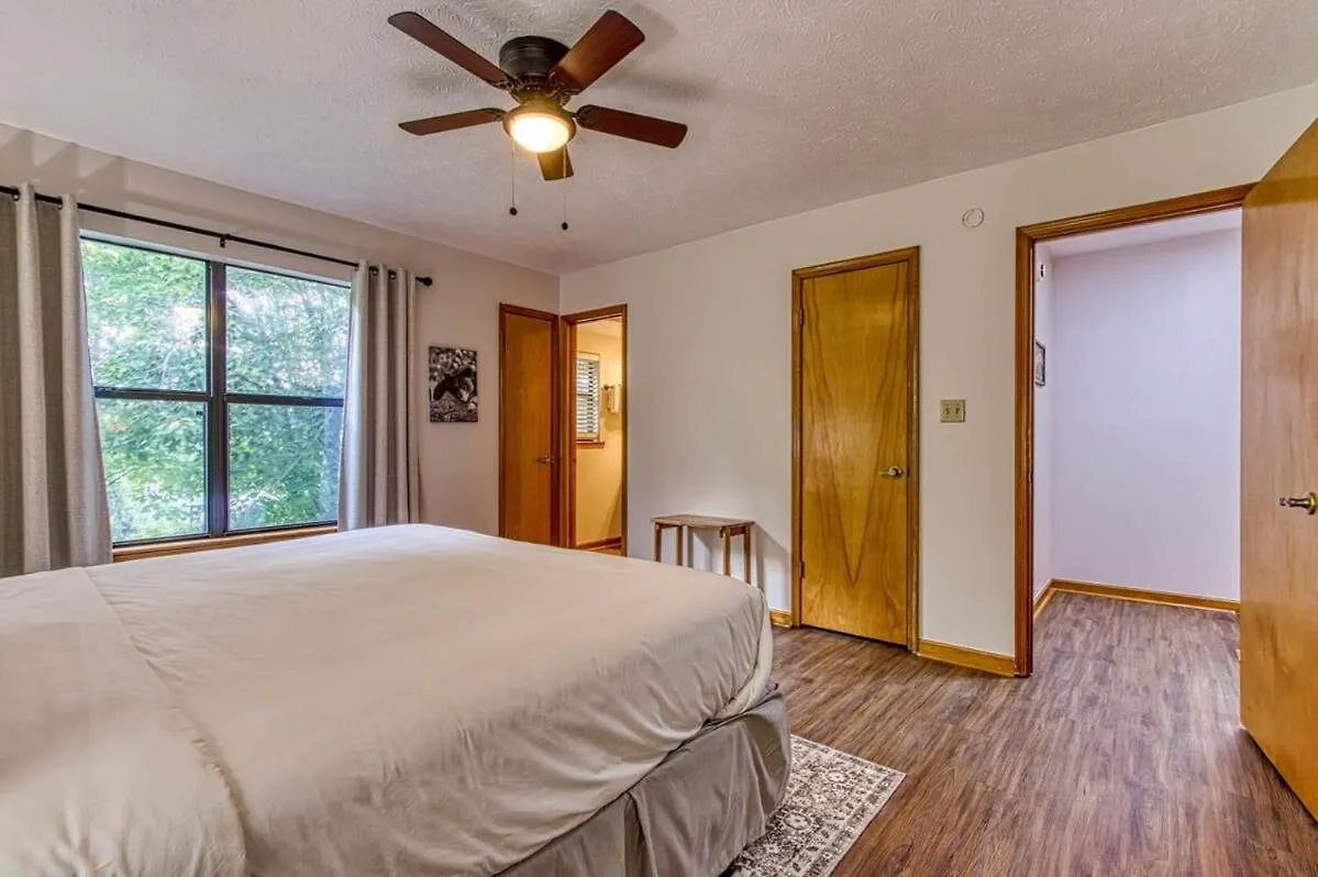 Pinecrest Townhomes-1king2queen- Renovated Holiday home
