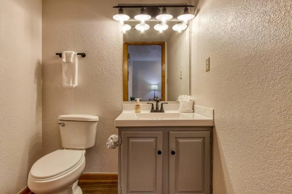 Pinecrest Townhomes-1king2queen- Renovated *