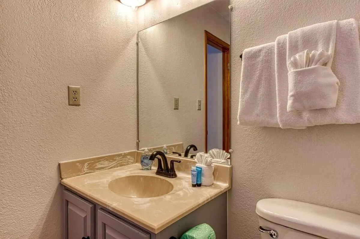 Pinecrest Townhomes-1king2queen- Renovated Holiday home *