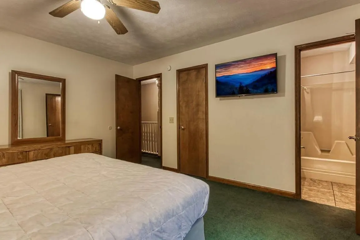 Pinecrest Townhomes-1king-2queen Unit