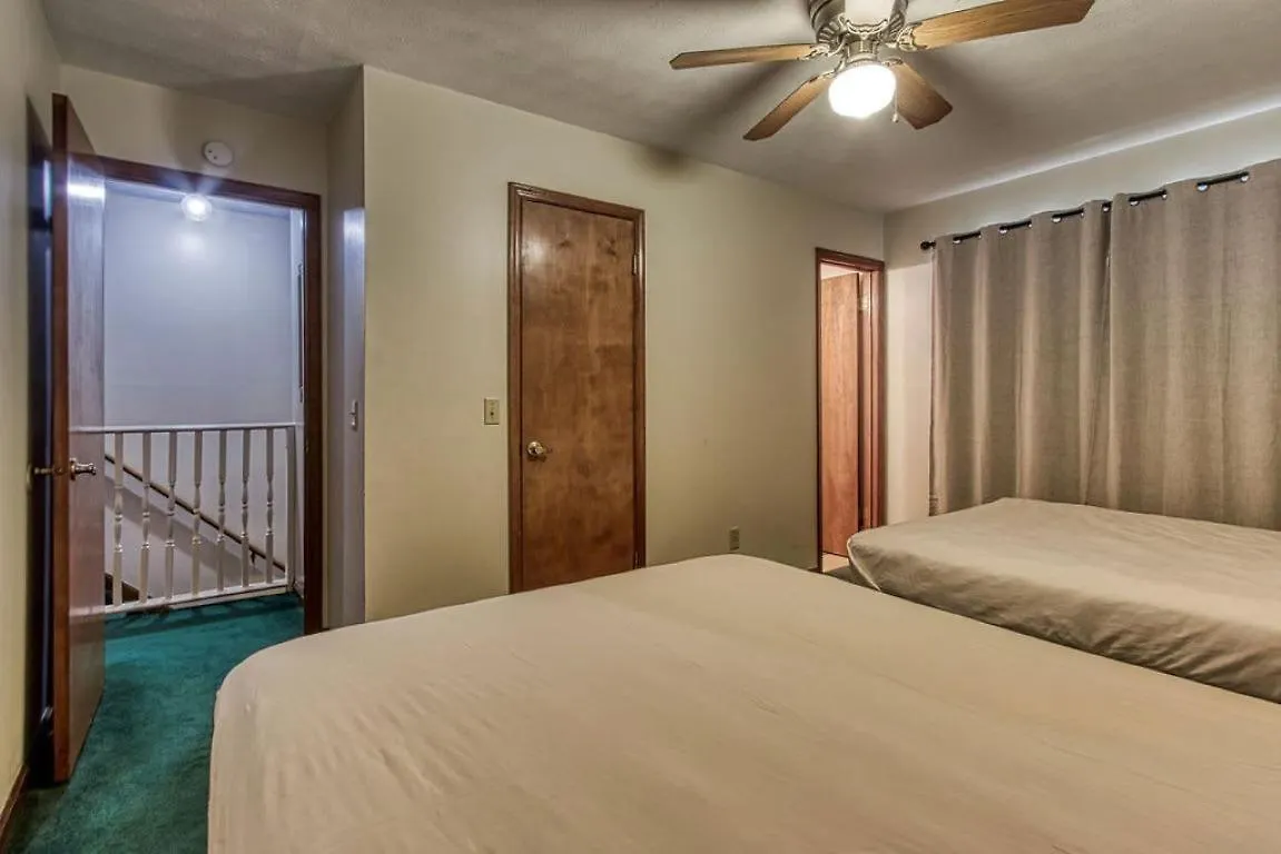 Pinecrest Townhomes-1king-2queen Unit *