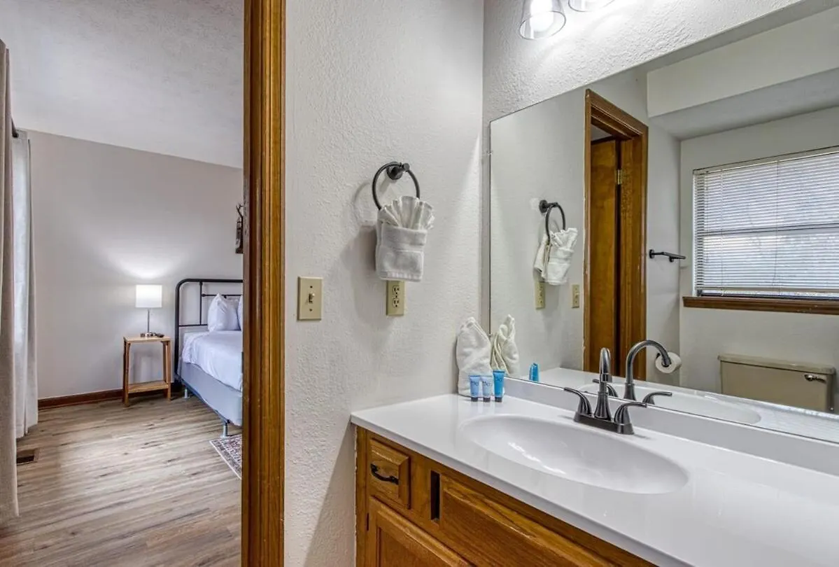 Holiday home Pinecrest Townhomes-1king 2bunk Unit- Updated