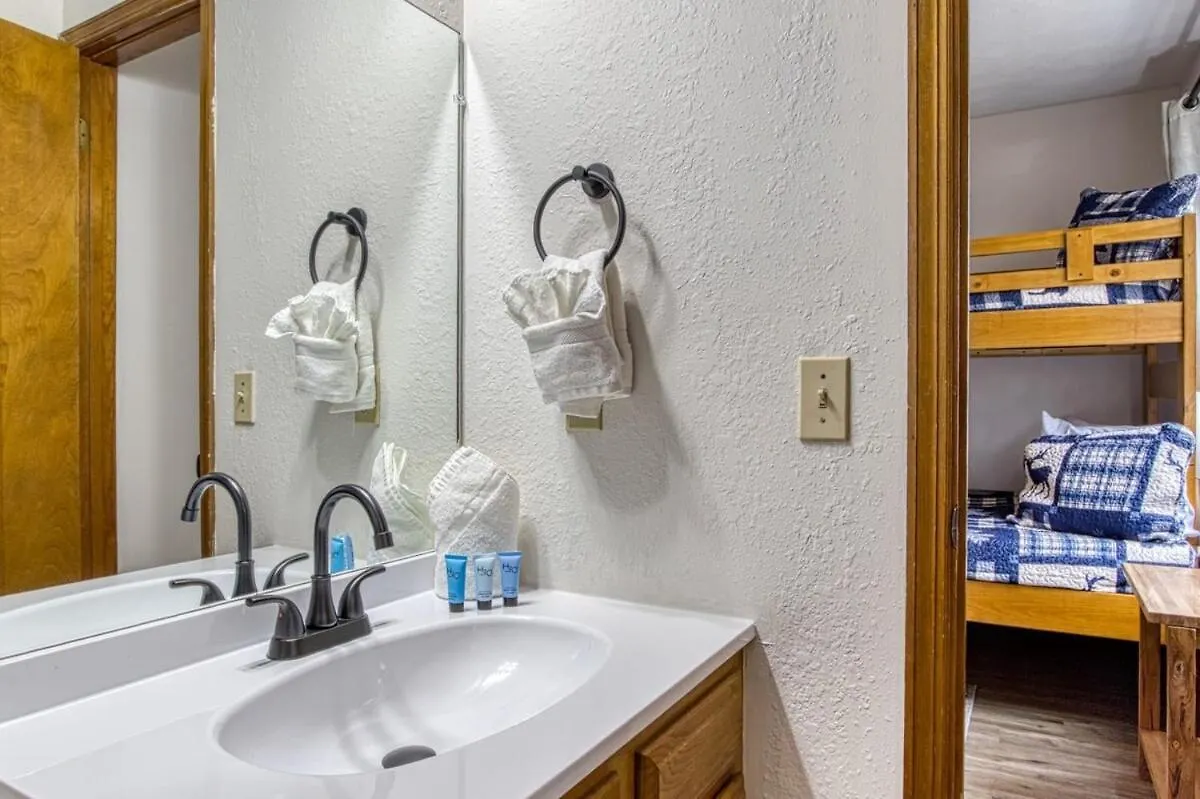Pinecrest Townhomes-1king 2bunk Unit- Updated *