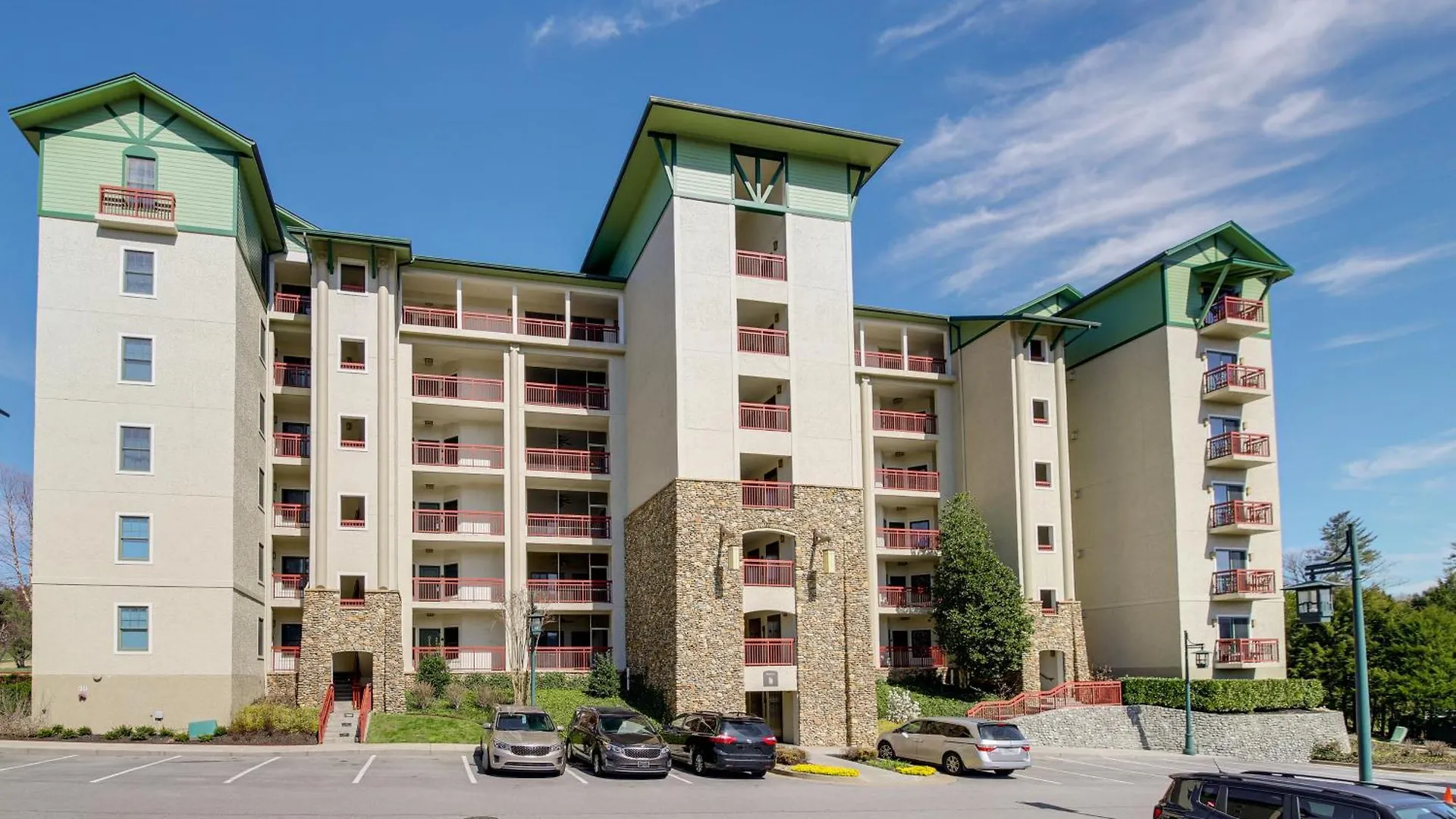 Apartment Elegant With Golf Course View! Pigeon Forge