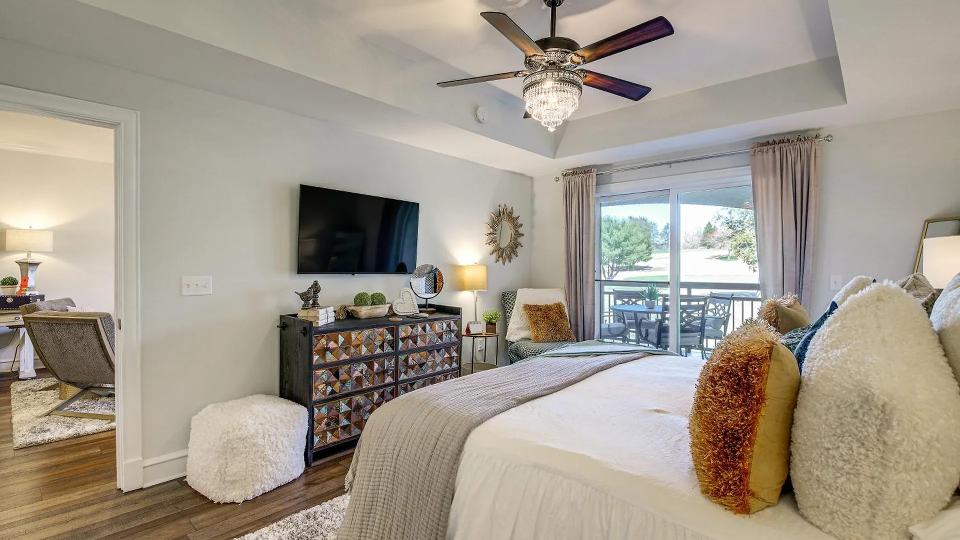Elegant With Golf Course View! Apartment Pigeon Forge