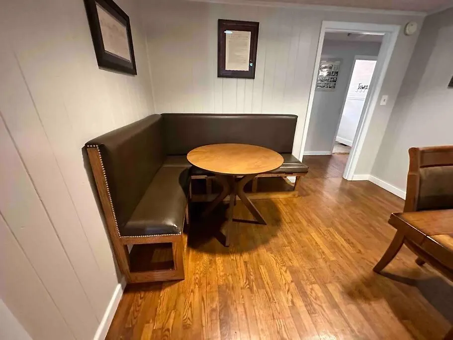 Large - Walking Distance To Parkway