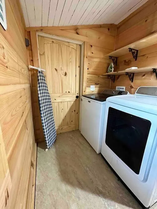 Large - Walking Distance To Parkway *
