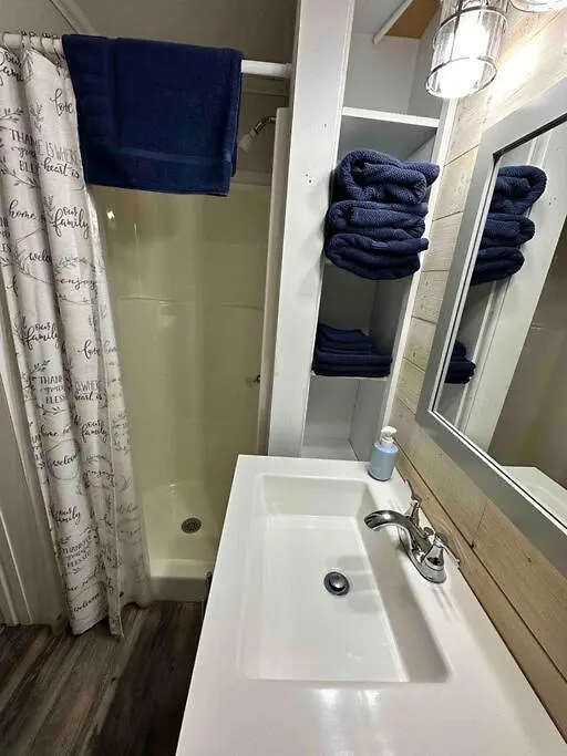 Large - Walking Distance To Parkway Holiday home *