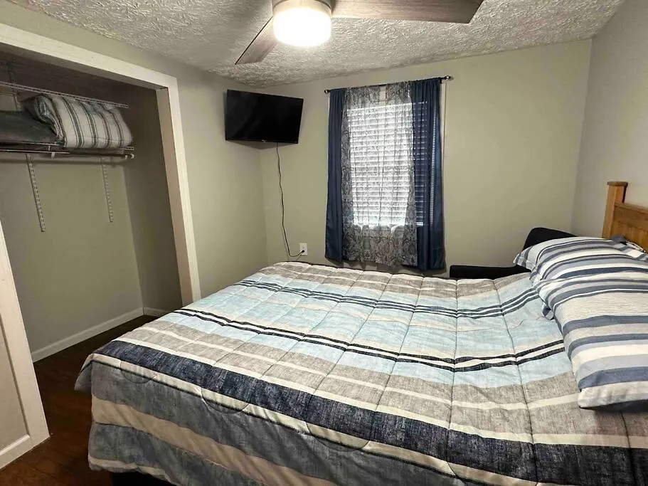 Large - Walking Distance To Parkway *