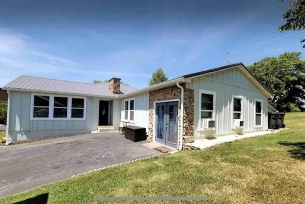 Large - Walking Distance To Parkway