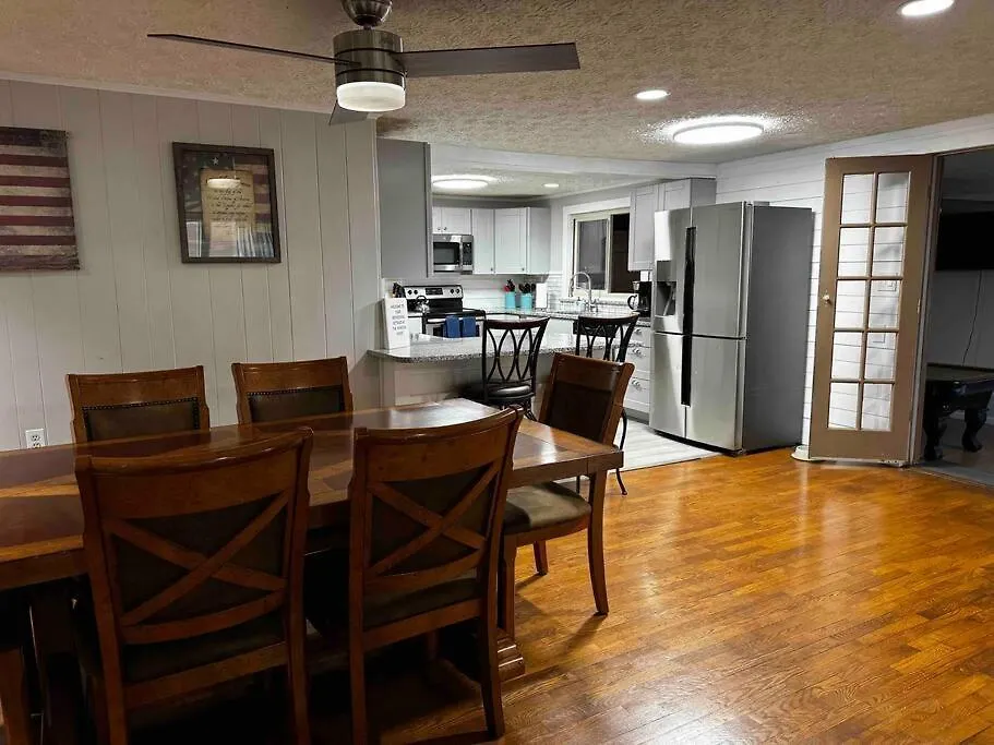 Large - Walking Distance To Parkway *