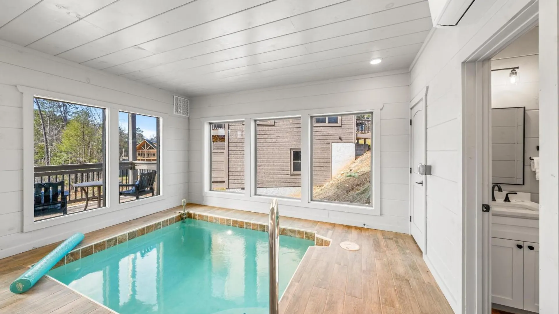 New - Heated Indoor Pool, Jacuzzi, Gameroom * Pigeon Forge