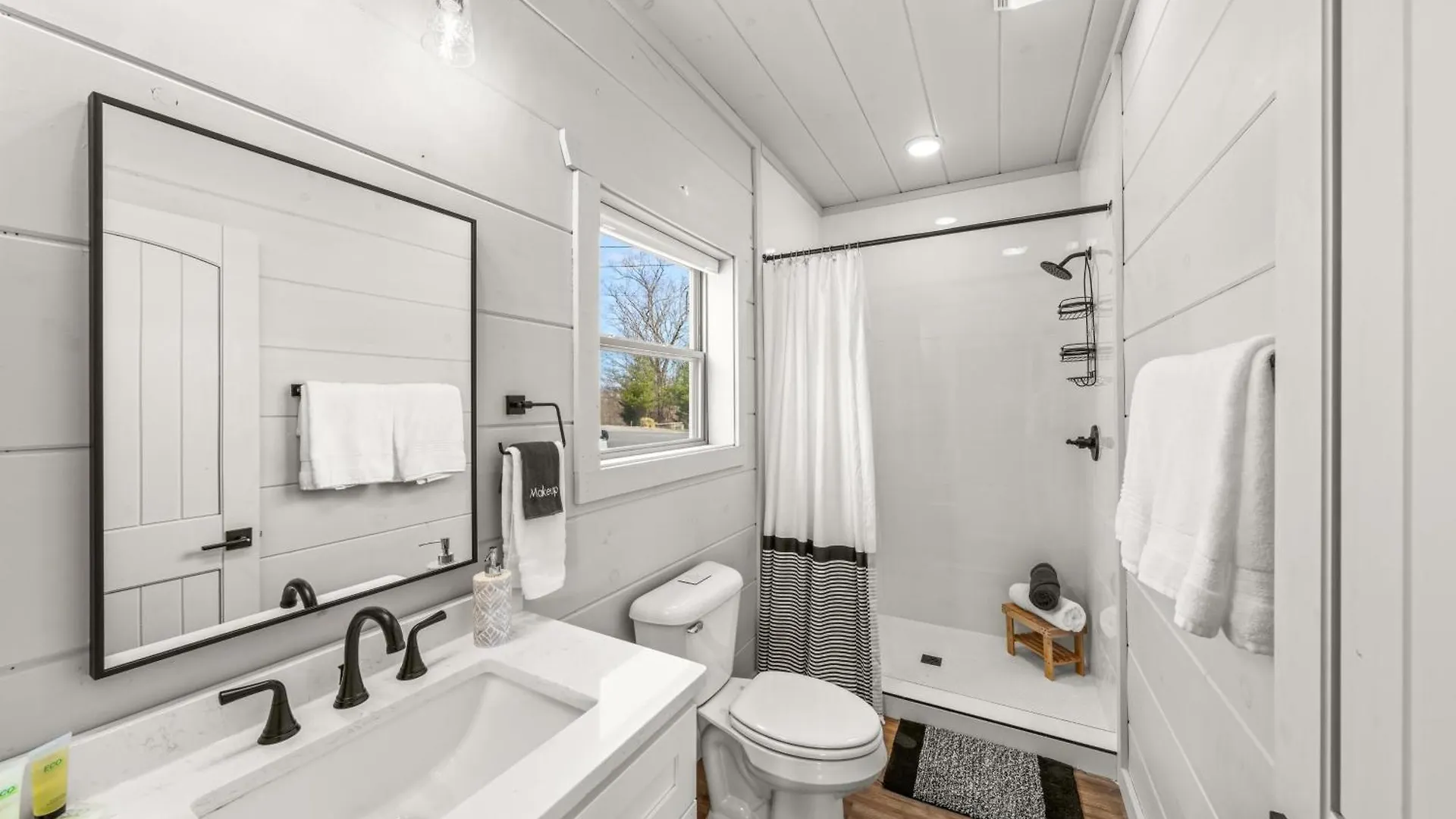 Holiday home New - Heated Indoor Pool, Jacuzzi, Gameroom *