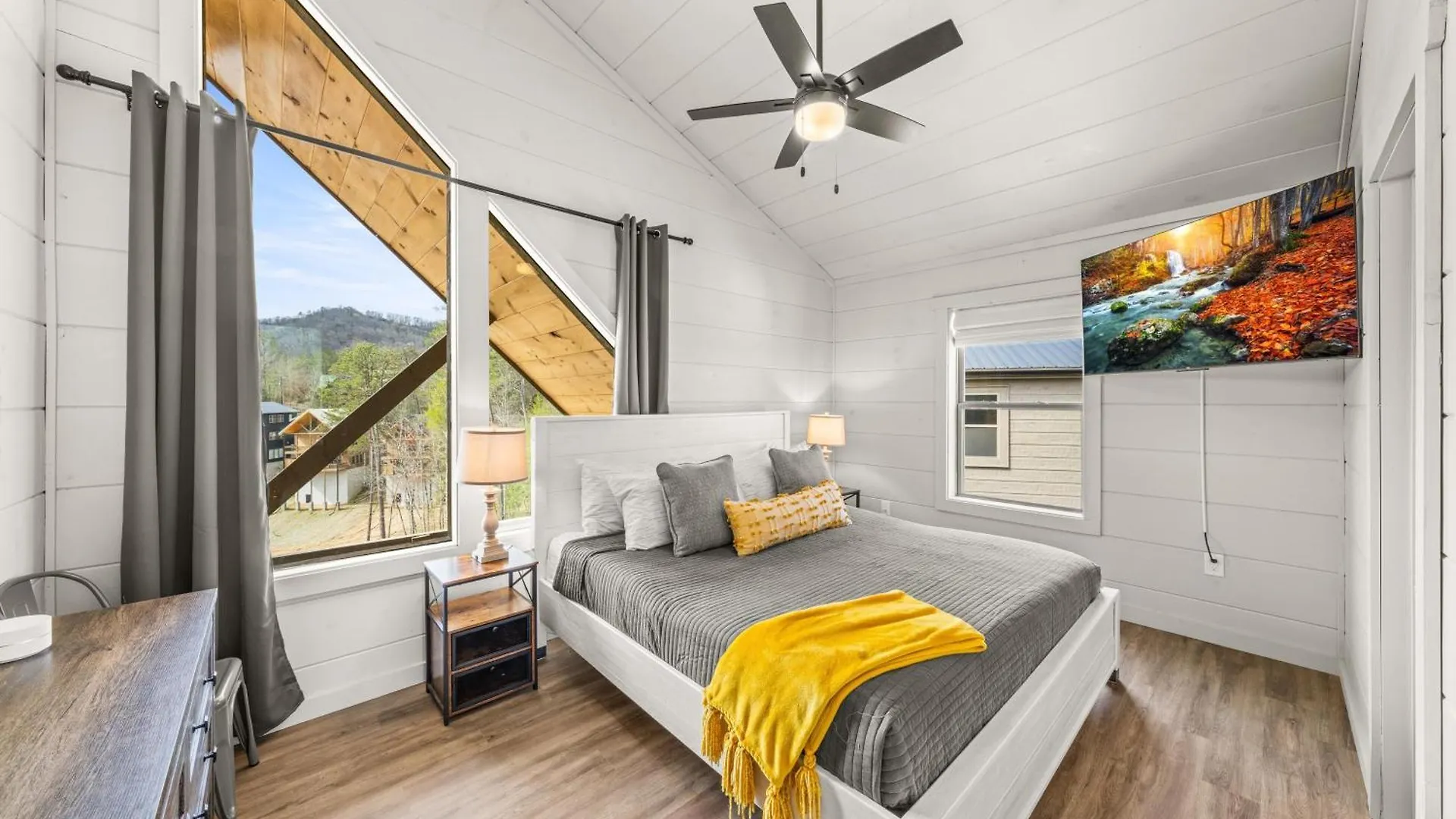 New - Heated Indoor Pool, Jacuzzi, Gameroom *