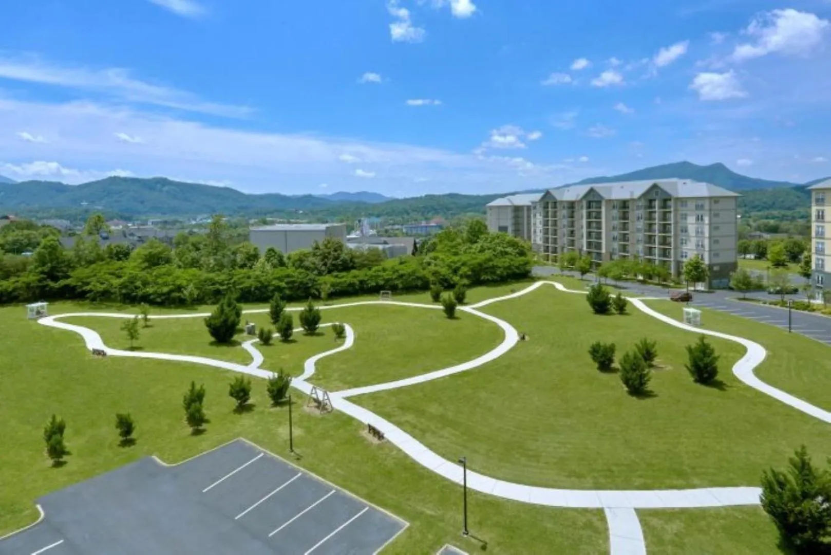 Luxury Condo, Sleeps 6, 3.2 Miles To Dollywood Apartment *