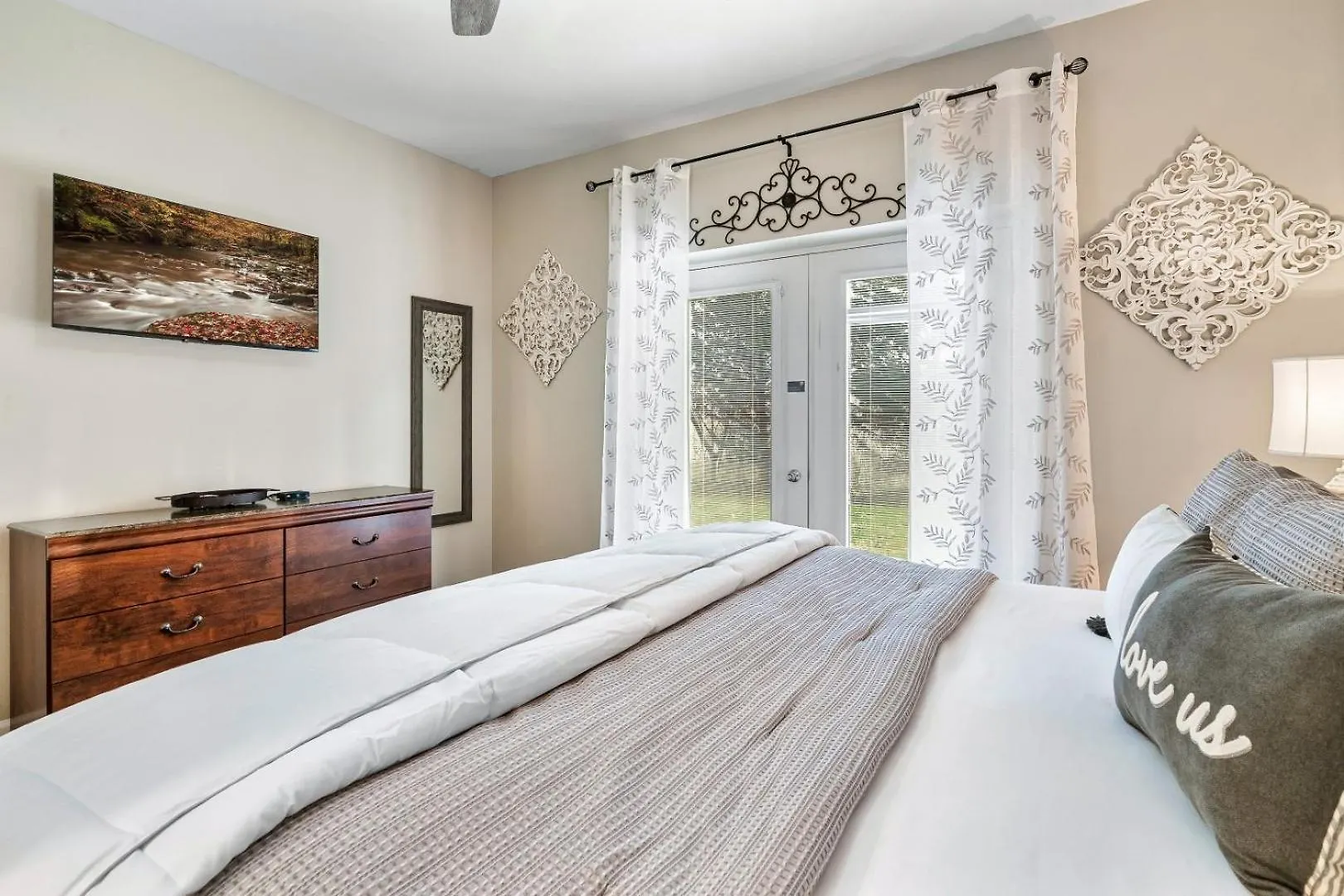 Apartment Luxury Condo, Sleeps 6, 3.2 Miles To Dollywood
