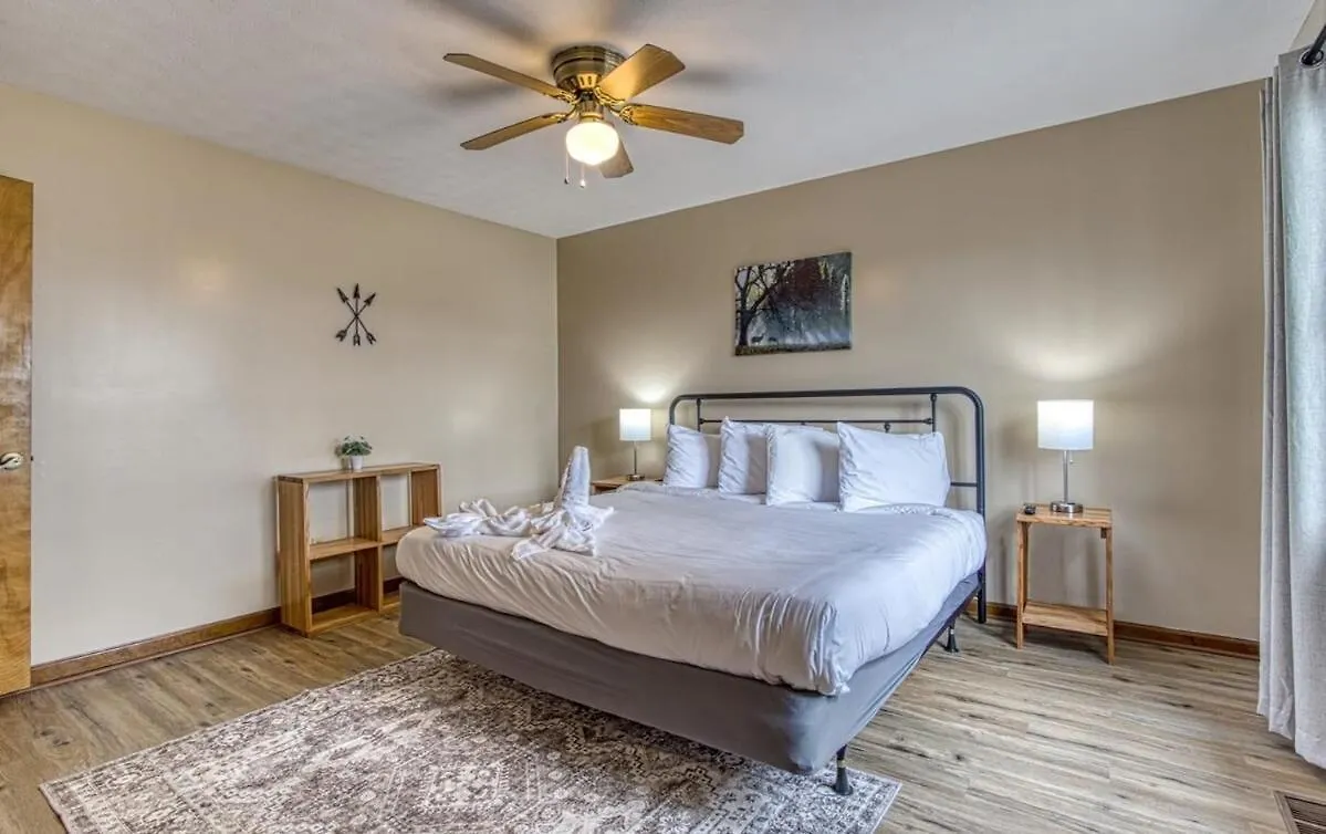 Pinecrest 1k 2q Next To Dollywood * Pigeon Forge