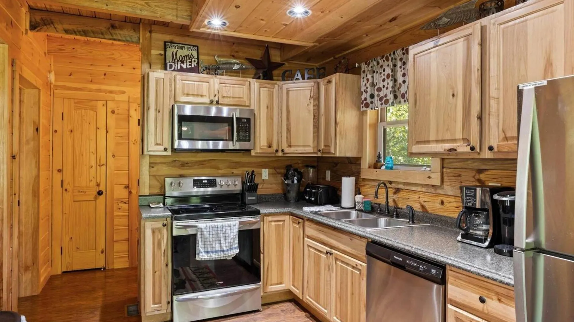 Steps From Pf 3br Escape Theater & Hot Tub Holiday home Pigeon Forge