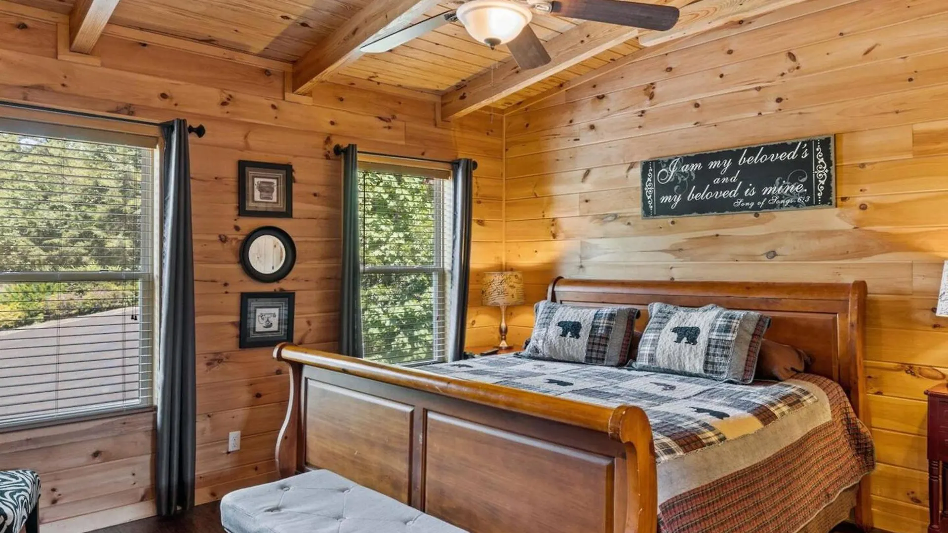 Steps From Pf 3br Escape Theater & Hot Tub