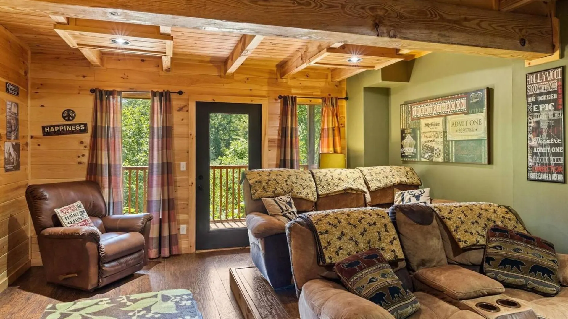 Steps From Pf 3br Escape Theater & Hot Tub Holiday home