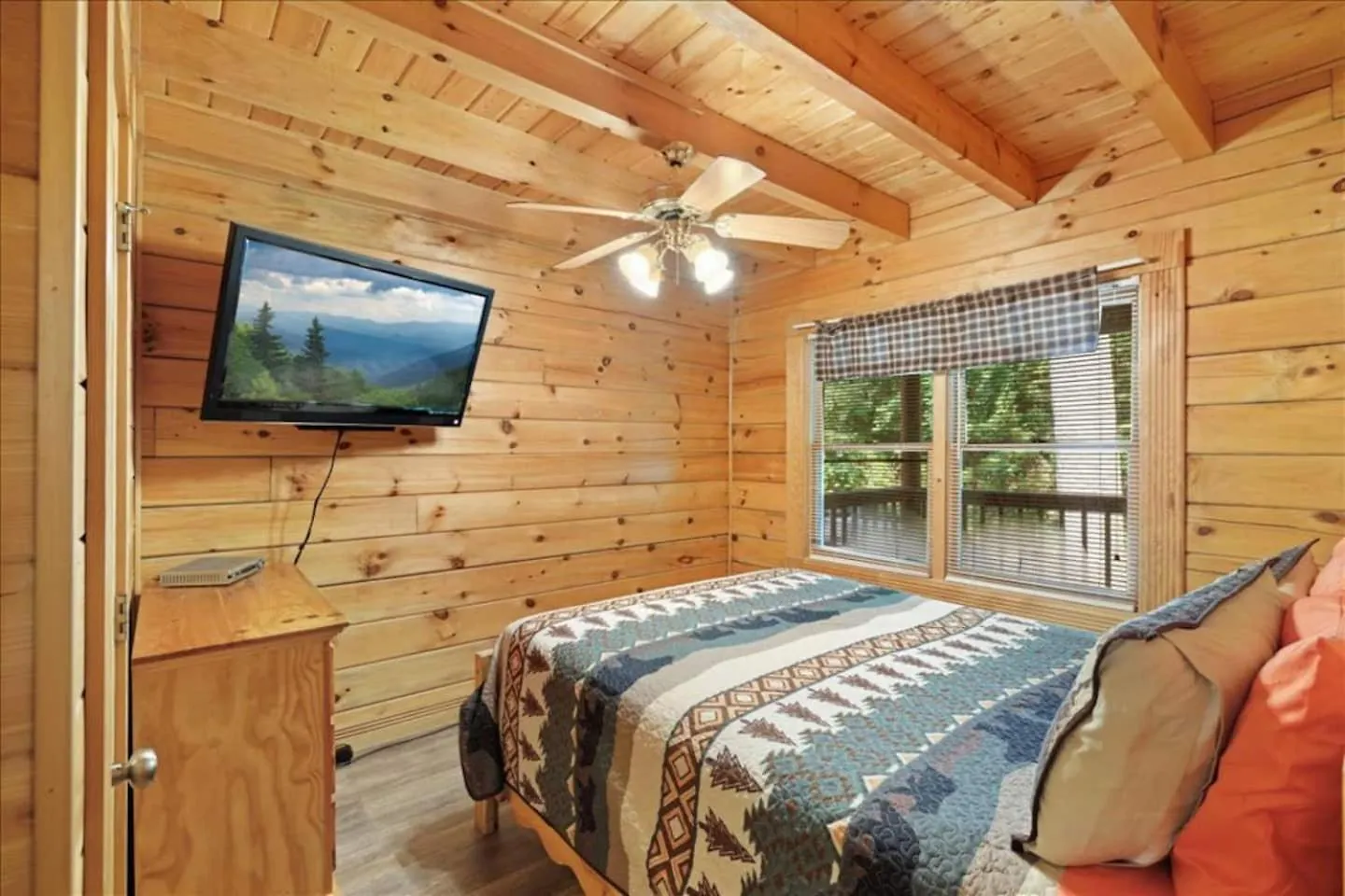 5Br Smoky Cabin Hot Tub, Games, 1 Mi To Parkway * Pigeon Forge
