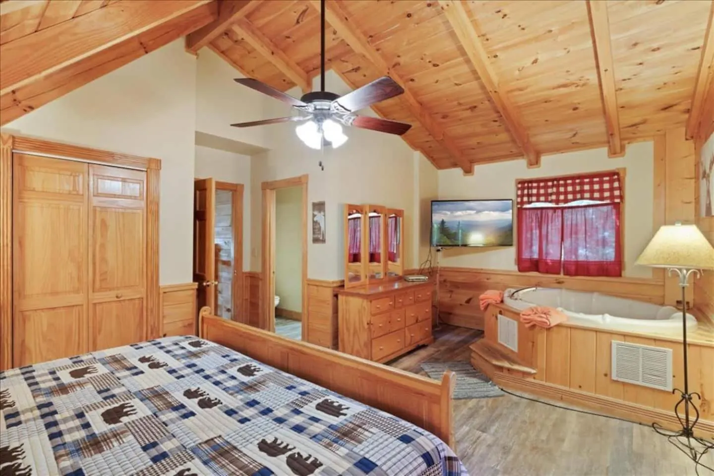 5Br Smoky Cabin Hot Tub, Games, 1 Mi To Parkway Holiday home