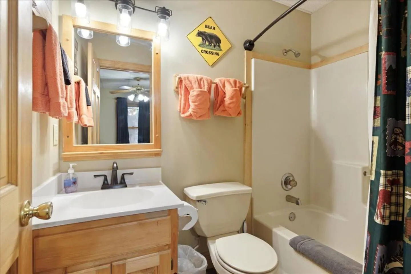 Holiday home 5Br Smoky Cabin Hot Tub, Games, 1 Mi To Parkway