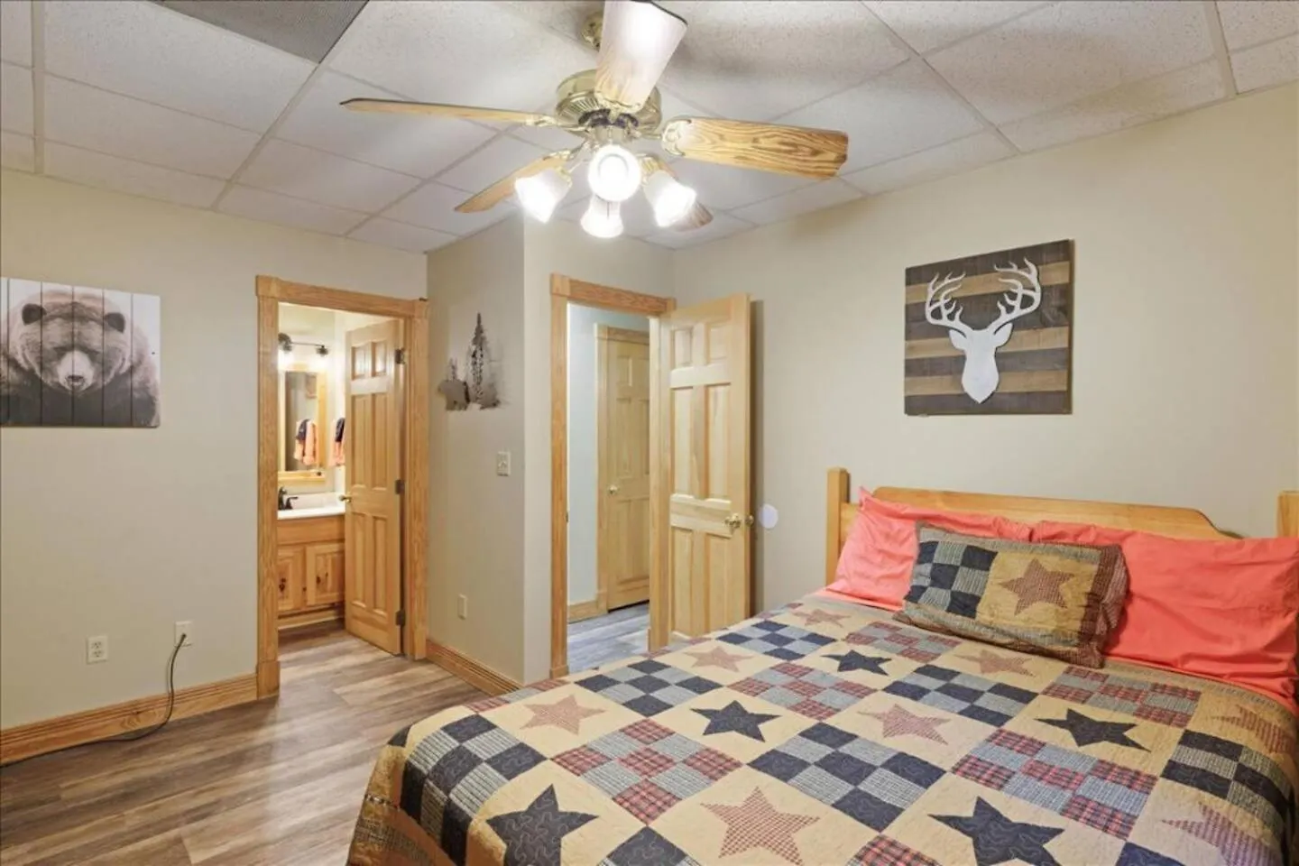 5Br Smoky Cabin Hot Tub, Games, 1 Mi To Parkway Holiday home