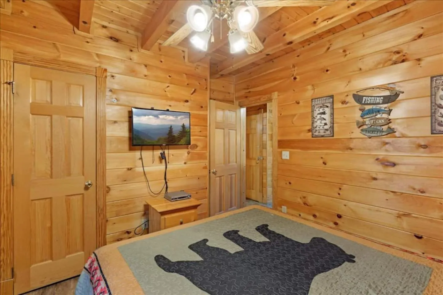 Holiday home 5Br Smoky Cabin Hot Tub, Games, 1 Mi To Parkway *