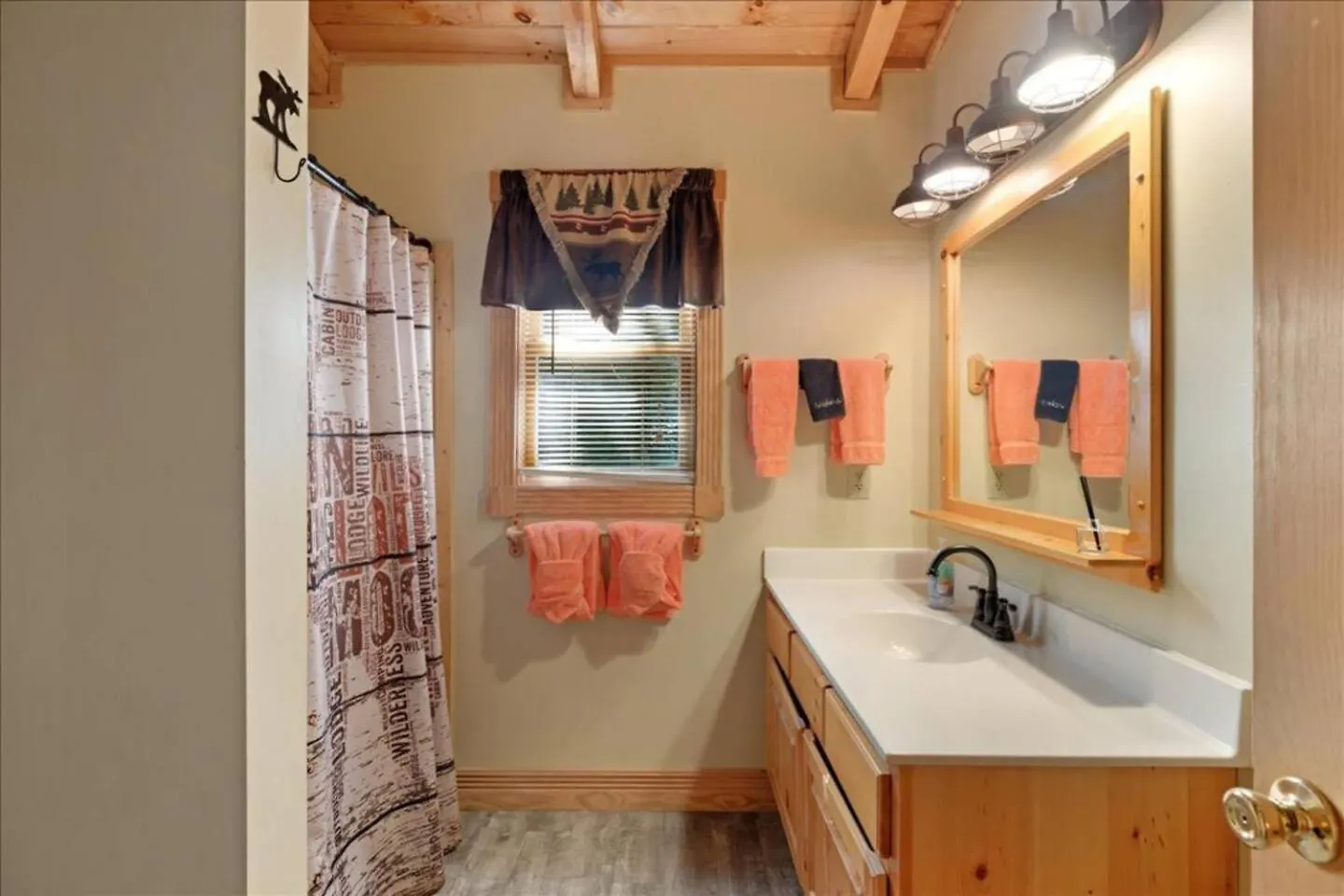 5Br Smoky Cabin Hot Tub, Games, 1 Mi To Parkway *