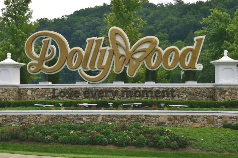 Near Dollywood With Pool Table-hot Tub-fire Pit-game Room-swimming Pool