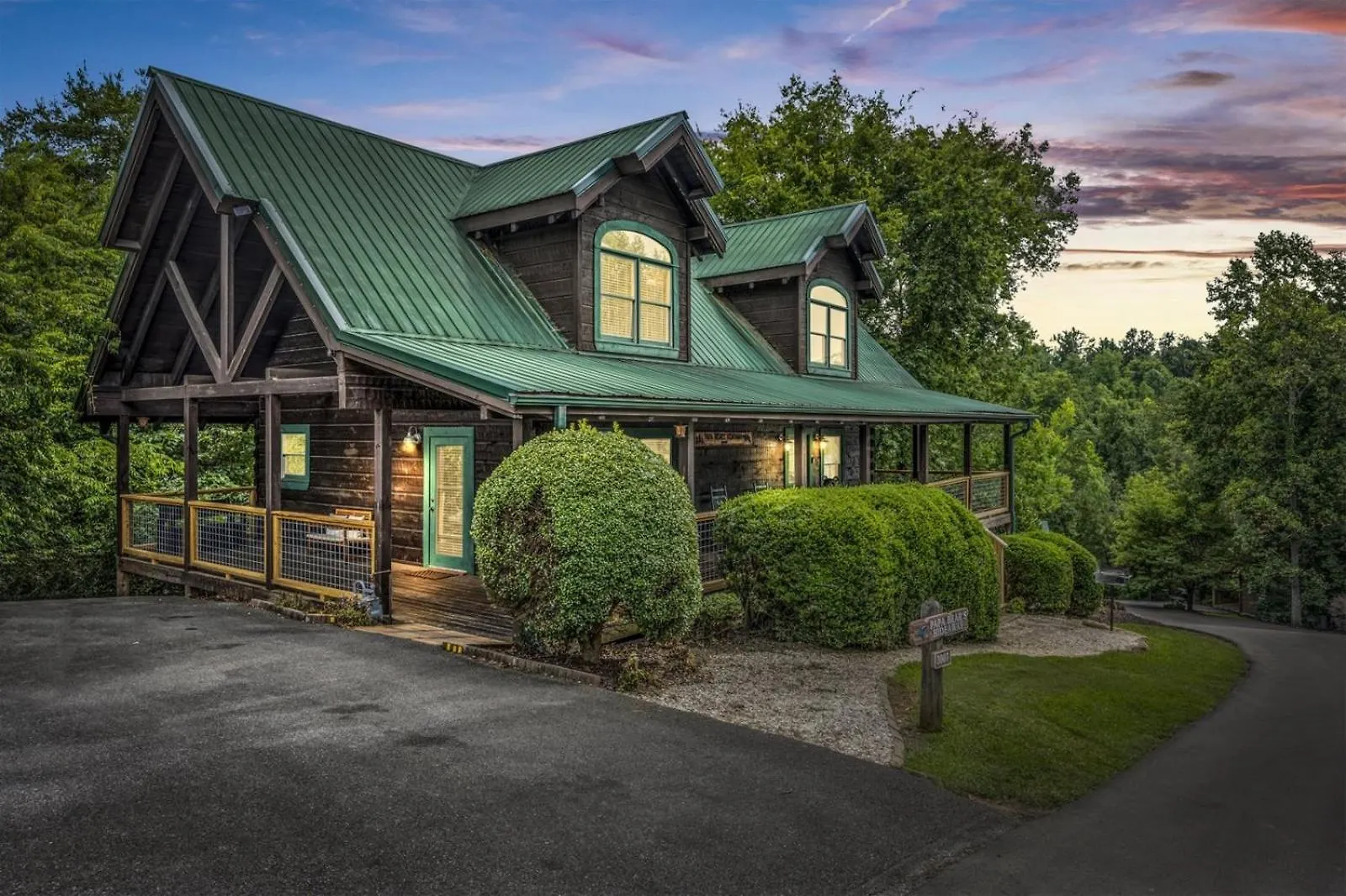 Near Dollywood With Pool Table-hot Tub-fire Pit-game Room-swimming Pool *