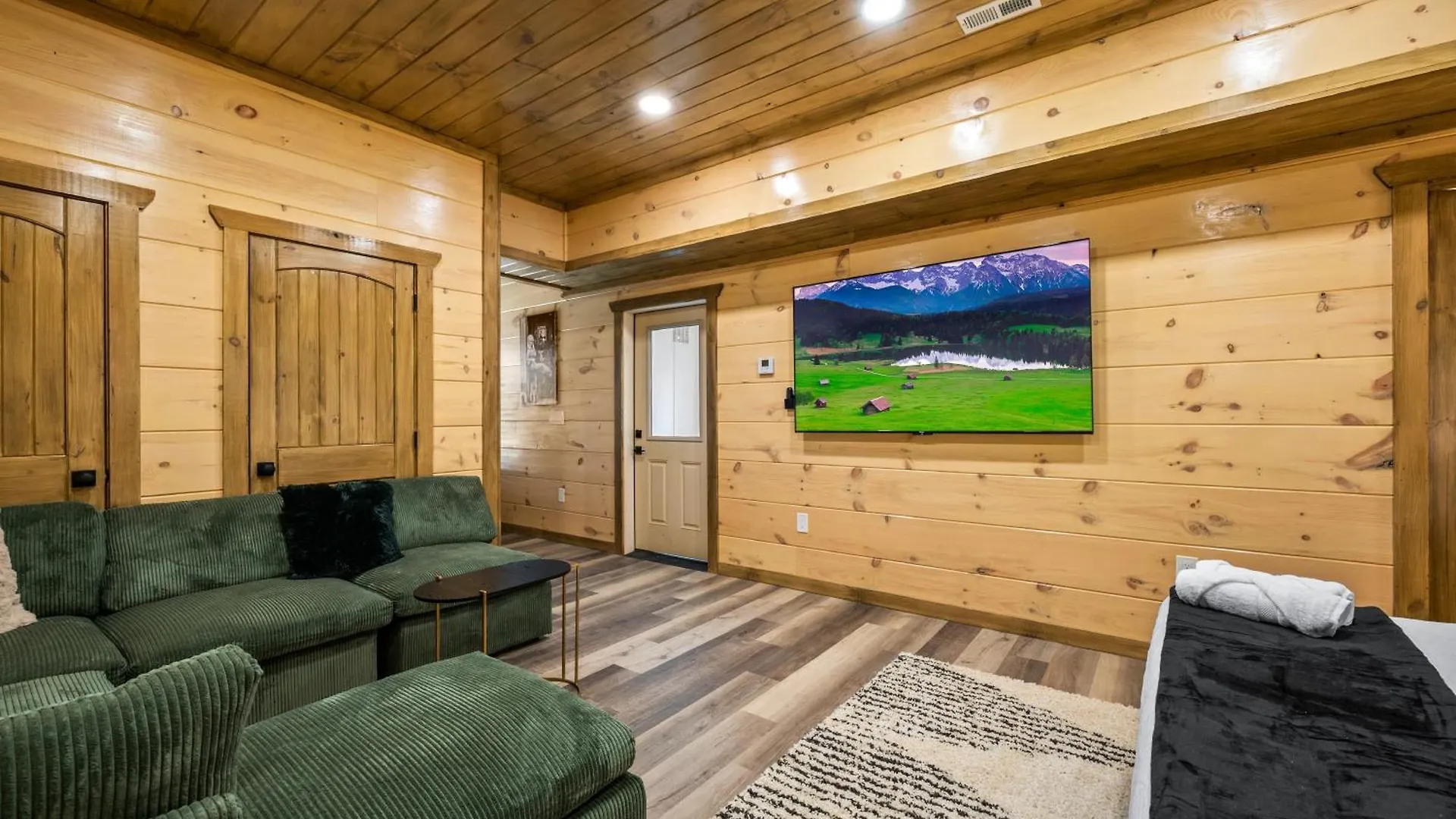 Smokiesboutiquecabins Would To Host At Our New Cabin! 3 King Suites, Indoor Pool, Game Room, Lounge With 75