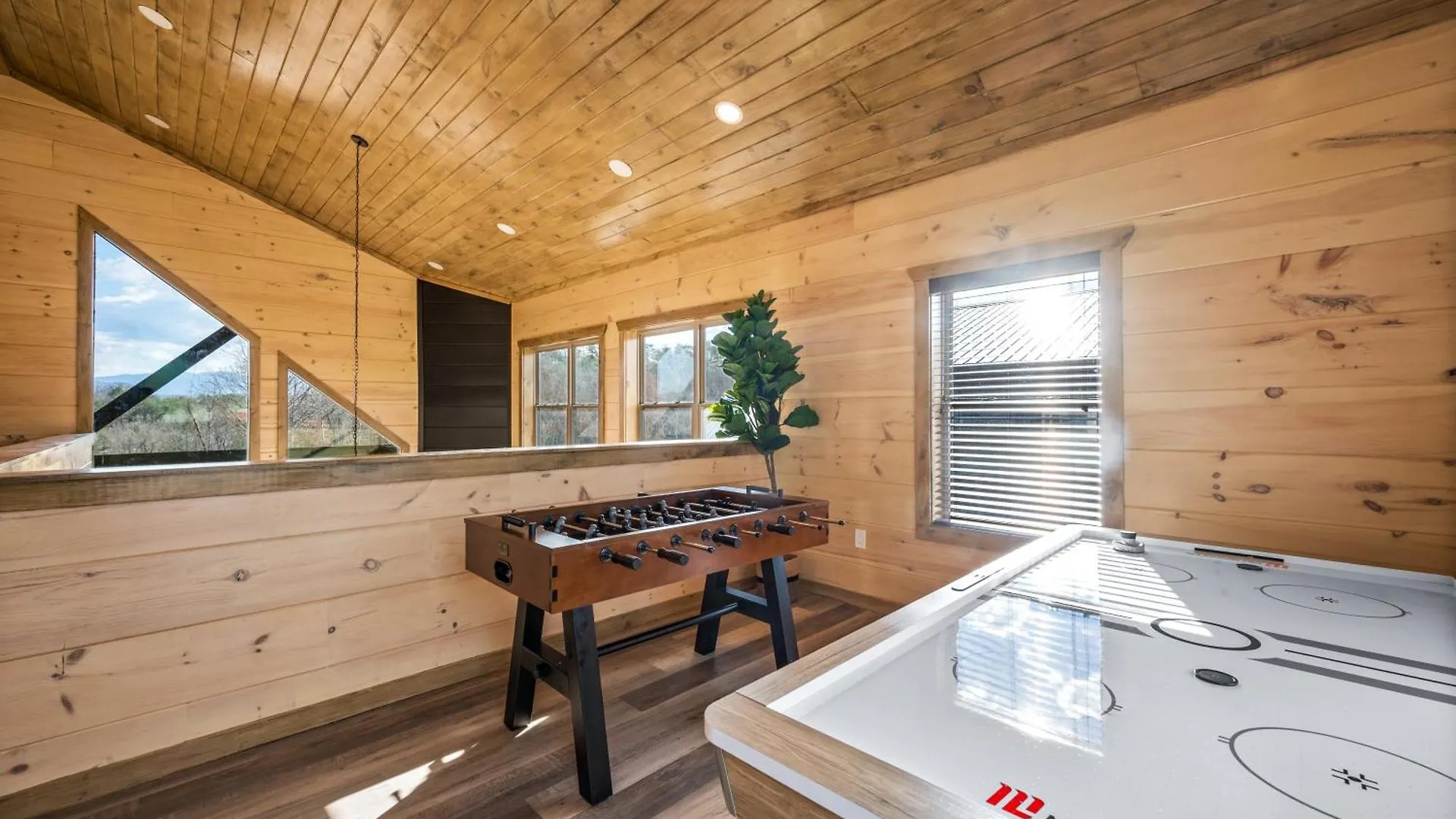 Holiday home Smokiesboutiquecabins Would To Host At Our New Cabin! 3 King Suites, Indoor Pool, Game Room, Lounge With 75