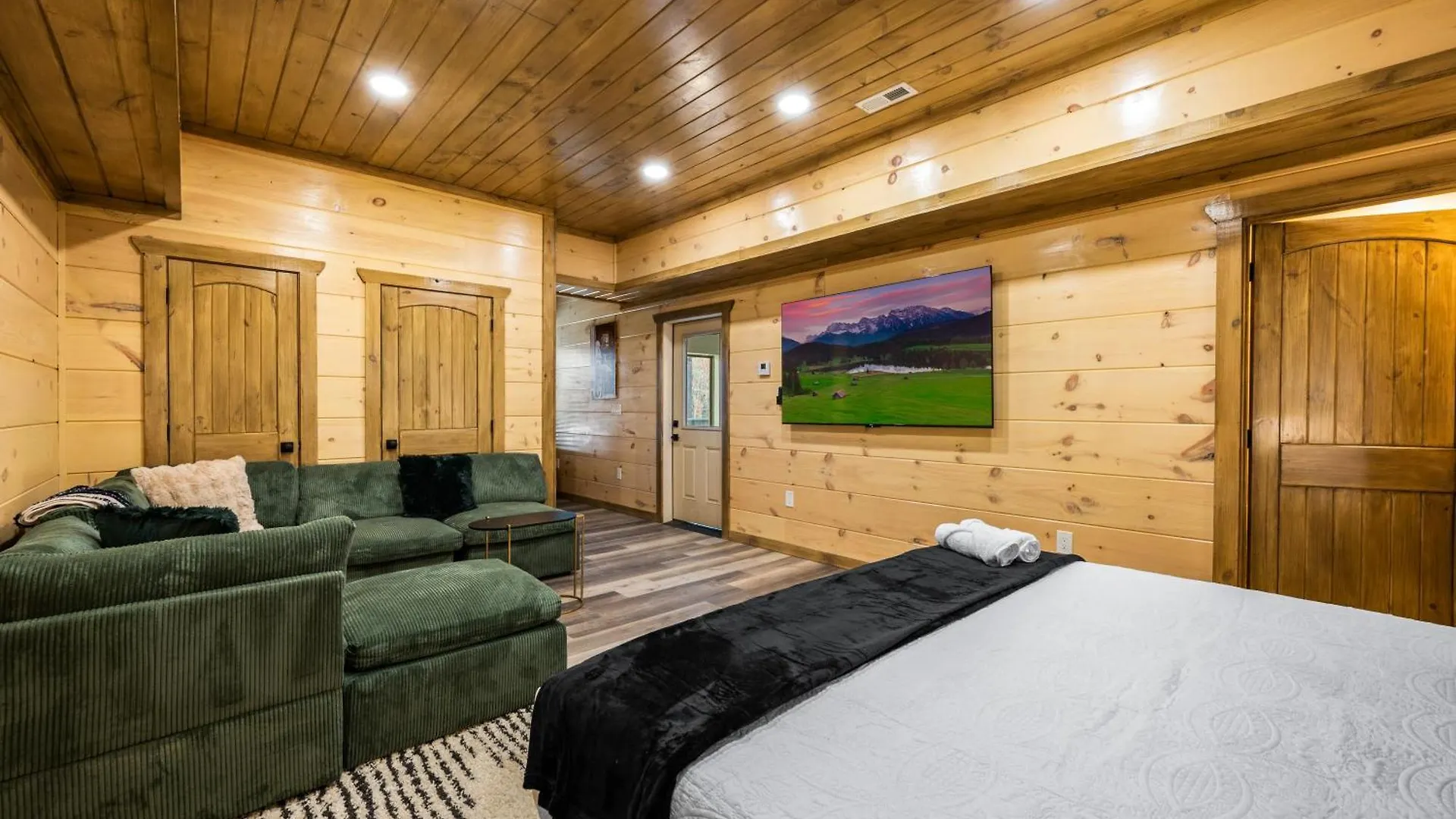Holiday home Smokiesboutiquecabins Would To Host At Our New Cabin! 3 King Suites, Indoor Pool, Game Room, Lounge With 75