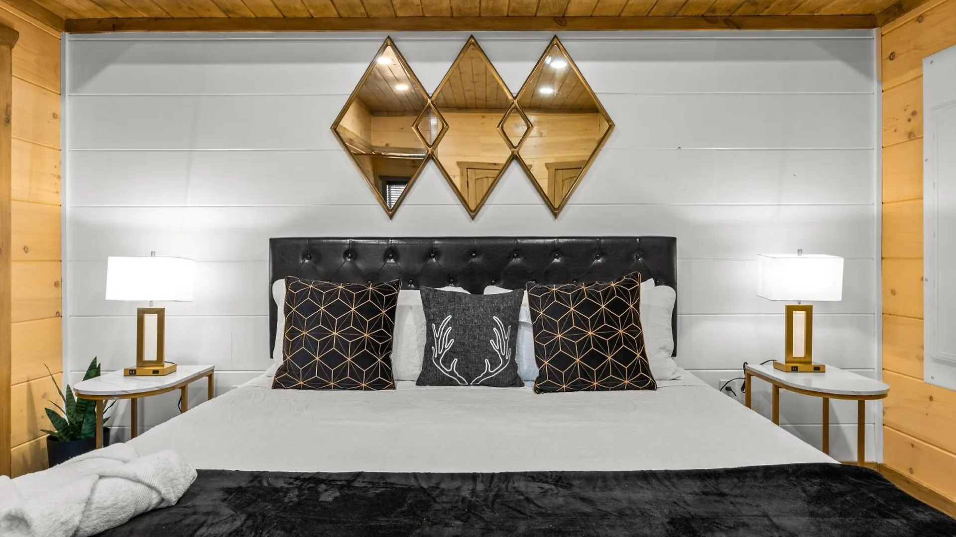 Smokiesboutiquecabins Would To Host At Our New Cabin! 3 King Suites, Indoor Pool, Game Room, Lounge With 75