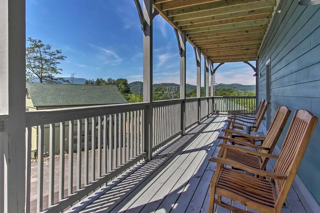The Decked Out In So Near Dollywood! On A Hill Right In Pigeon Forge